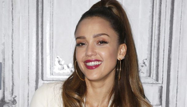 Borítókép: Jessica Alba káprázatos fehér szettjét megkönnyezed