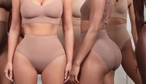 Borítókép: Kissé szokatlan alakformáló fehérneműivel debütált Kim Kardashian