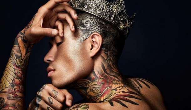 Borítókép: Pasik sminkben - újabb kozmetikai márka kampányában láthatunk férfit, nem is akárkit!