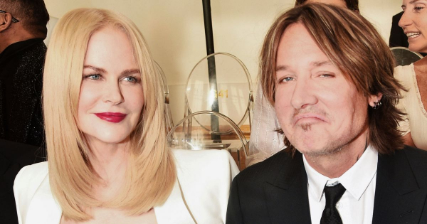 Nicole Kidman nem zavartatja magát: hiába ül mellette férje, ő Alexander Skarsgard combján is szívesen pihenteti kezét