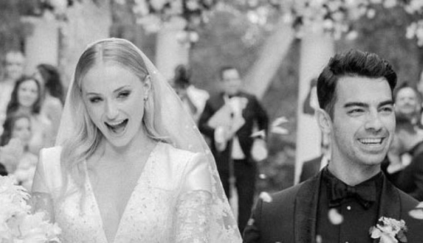 Borítókép: Lélegzetelállító esküvői ruhája volt Sophie Turnernek