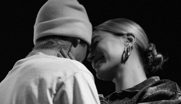 Borítókép: Házassági évfordulóját ünnepelte a tinisztár