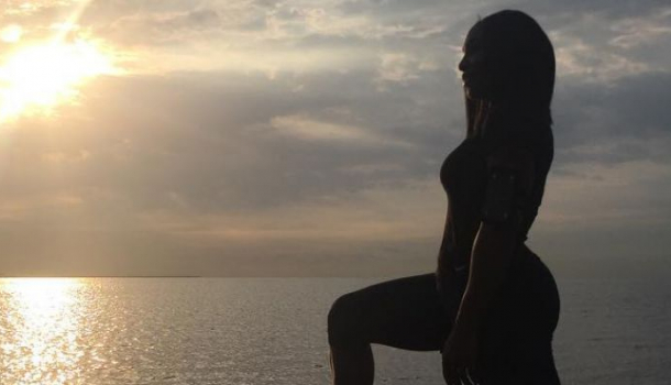 Borítókép: Retus nélkül,  szinte meztelenül pózol a címlapon