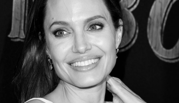 Borítókép: Mit csinál Angelina Jolie csipkében Párizsban?