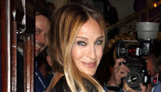 Borítókép: SJP 54 évesen is bombaformában feszít a parton