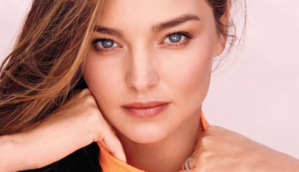 Borítókép: Végre megmutatta gömbölyödő pocakját a szupermodell