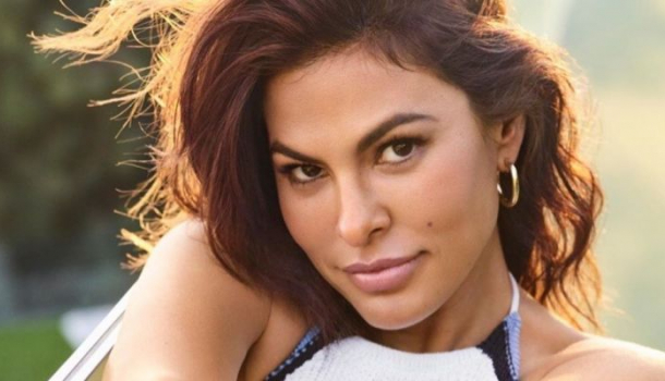 Borítókép: Hajmeresztő képet posztolt a 45 éves színésznő