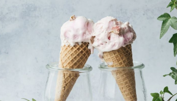 Borítókép: Cápauszonyos, heringes, birkagyomros fagyi jöhet? Szuperpara fagyik a világ minden tájáról!