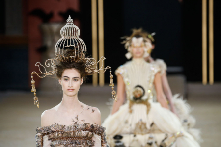 Borítókép: Valóságtól elrugaszkodott divatkreációk a párizsi Coutre Weekről