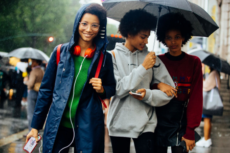 Borítókép: Csak mert elkapott a zápor, még lehetsz stílusos – 12 inspiráló esőszett