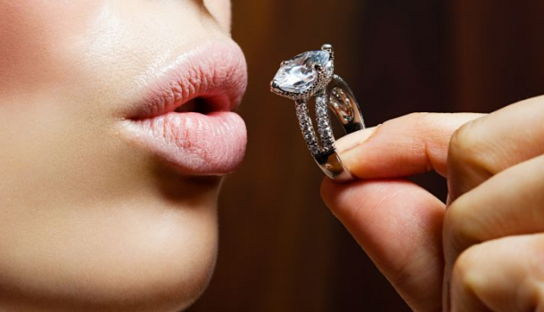 Borítókép: Így verik át a sztárokat kamu gyémántokkal a kapzsi ékszerészek