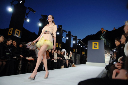 Borítókép: Divatbemutatók olyan helyszínekkel, hogy leülsz tőle