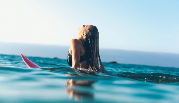 Borítókép: A 29 éves szörfösnő bátran vállalja szülés utáni alakját