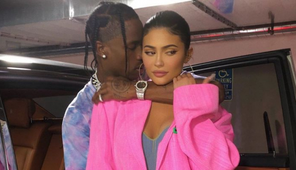 Borítókép: Mi mást kaphatna egy milliárdos, születésnapjára?