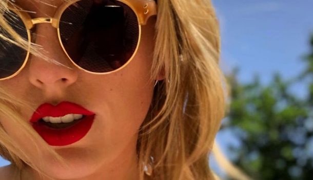 Borítókép: A részeg énekesnőnél ritkán látni viccesebbet