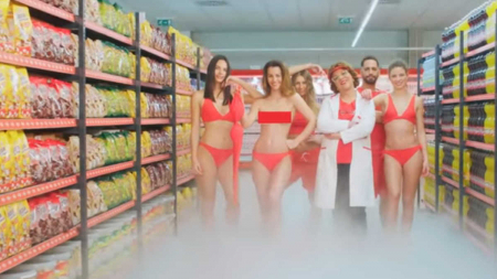 Borítókép: A 2010-es években is női testekkel adnak el termékeket: hét példa