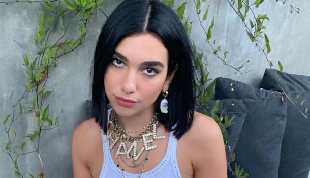 Borítókép: Hasizmot villantott a dögös énekesnő