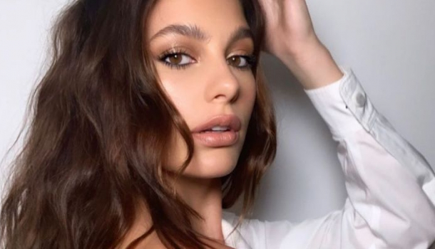 Borítókép: Leo gyönyörű barátnője ruhákat tervez