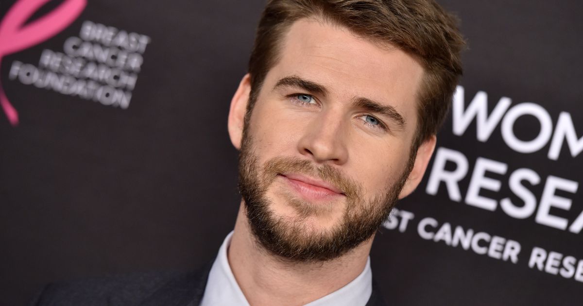 Ennek a csinos nőnek a vállán sírja ki magát Liam Hemsworth!