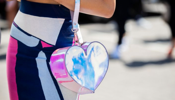 Borítókép: Még mindig arat a holografikus trend