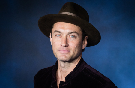 Borítókép: Jude Law az élő példa arra, hogy fecskében is lehet vonzó egy pasi