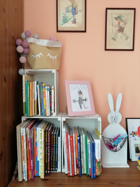 Borítókép: Nem fért be könyvespolc, faládákba költöztek a könyvek a gyerekszobában