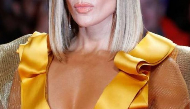 Borítókép: Elképesztő dekoltázzsal és arany színű hajjal villantott a színésznő 