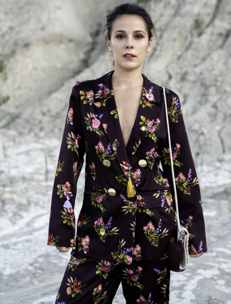 Borítókép: Lovas Rozi színésznő bemutatja az ősz új sziluettjeit és színkombinációit