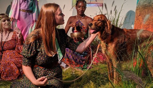 Borítókép: Nagymama korú modellek a londoni divathéten