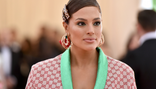 Borítókép: Átlátszó bodyban jelent meg a várandós plus-size modell