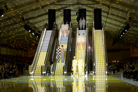 Borítókép: Divatbemutató díszletek, amikre aztán nem sajnálták a pénzt