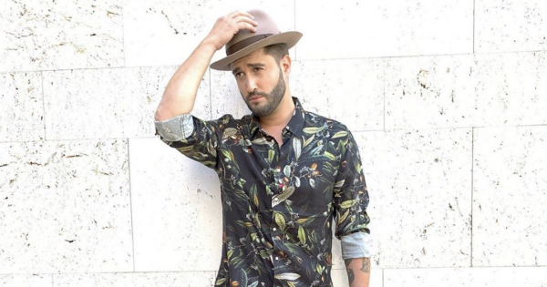 Király Viktor ruha nélkül éneklős videóját látnod kell
