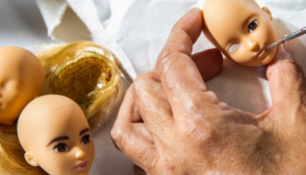 Borítókép: A legendás játékgyártó cég bemutatta legelső gendersemleges babáját