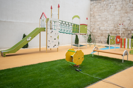 Borítókép: Új befogadó játszótér nyílt, amelyen ép és fogyatékkal élő gyerekek együtt játszhatnak