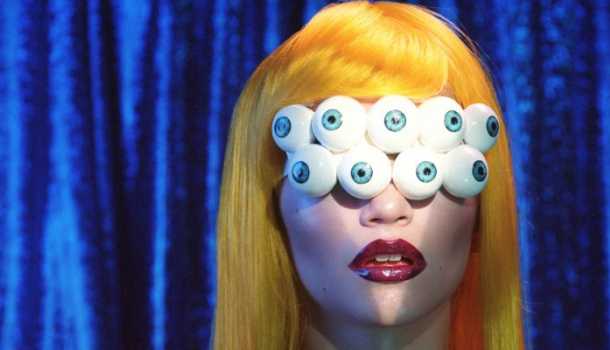 Borítókép: Az ajaknagyobbító szájpumpák ideje lejárt  – jöjjön a bimbófehérítő