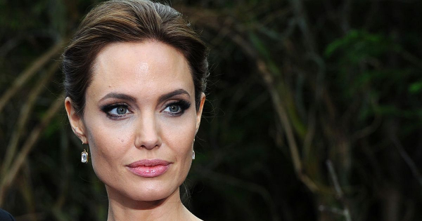 Angelina Jolie meseszép ruhája volt a Demóna: A sötétség úrnője római bemutatójának főszereplője