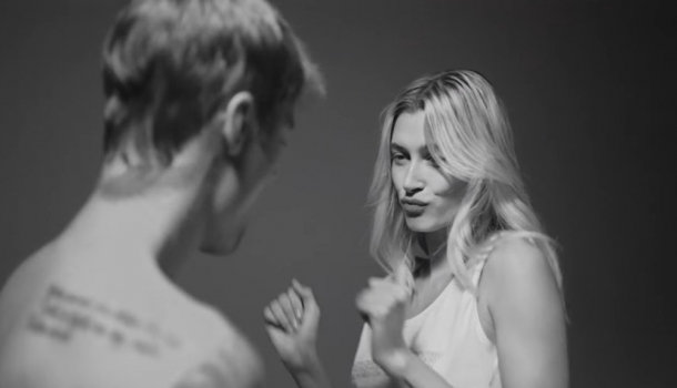 Borítókép: Fehérneműben csókolgatja egymást a szexi sztárpár