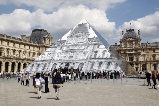 JR műve a Louvre üvegpiramisán