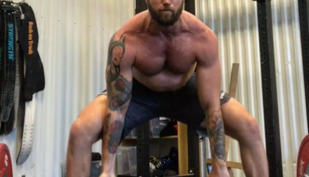 Borítókép: Nézd meg a szexi lelkészt, mielőtt letörli magát az Instagramról!