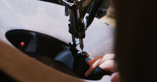 Borítókép: A kalapkészítő, akinek kreációit nem viselheti bárki