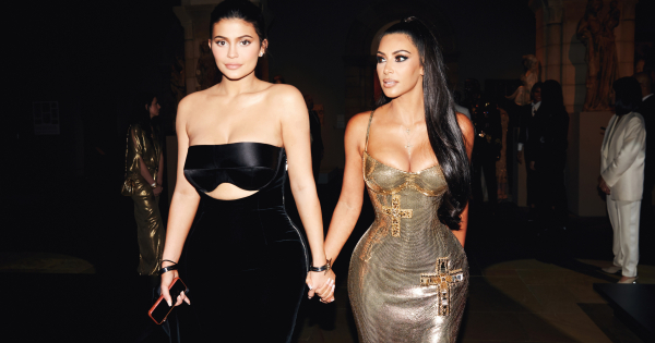 Borítókép: Húga sminkeli szülinapjára Kim Kardashian-t