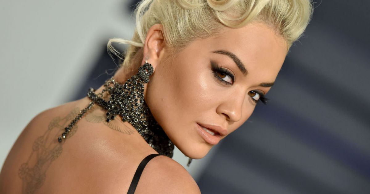 Rita Ora megmutatta, hogyan hordjuk tökéletesen a vöröset