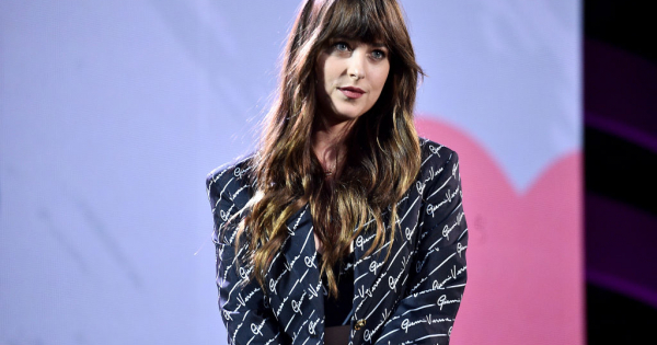 Szem nem marad szárazon: Dakota Johnson mindenkit túlragyogott hófehér ruhájában 
