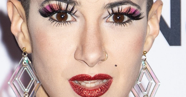 Borítókép: A botrányhősnő fanszőrzetet villantott a vörös szőnyegen