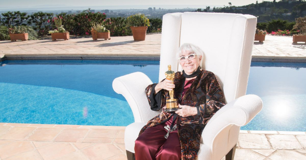 Borítókép: A 92 éves rendezőnő végre megkapta, ami jár neki