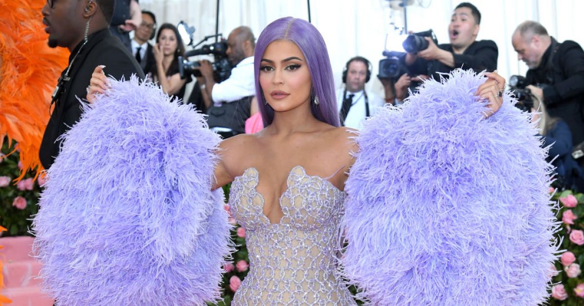 Kylie Jenner Madonnának öltözve váltott csókot barátnőjével