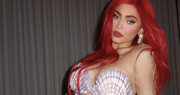 Borítókép: Alig takaró, dögös jelmezekben pompázott az influenszer