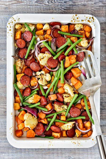 Borítókép: Last minute ebéd: kolbászos-zöldséges tepsis egytál