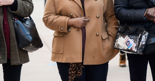 Borítókép: Nem modellalkat, mégis kimaxolta a stílusosságot a curvy színésznő 