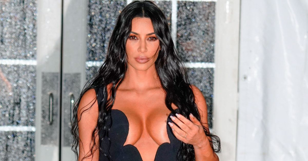 Borítókép: Így trükközik a dekoltázsával Kim Kardashian